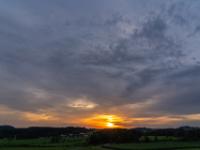 Sonnenuntergang mit verschiedenartigen Wolken am Himmel